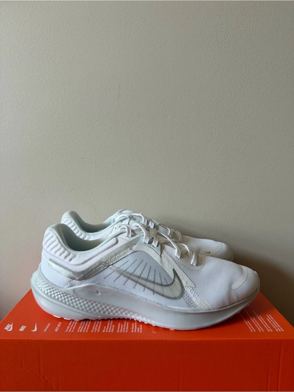 Nike Quest 5 White Metallic Silver DD9291-100 Women’s Size 10.5